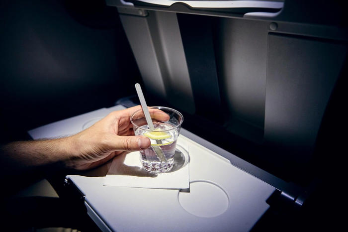 ¿cuáles son los potenciales riesgos de beber alcohol en un vuelo? esto dicen los especialistas de la salud