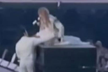 Taylor Swift gets stuck on platform at Dublin concert as dancer forced to step in<br><br>