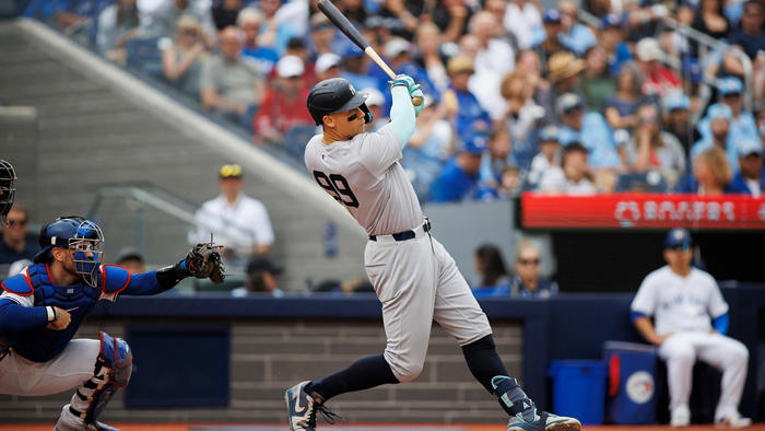 yankees' aaron judge launches 31st home run as torrid pace continues