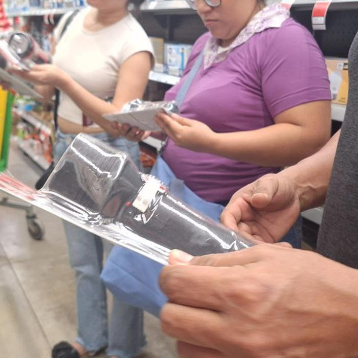 cancunenses realizan compras de prevención ante la llegada del huracán beryl