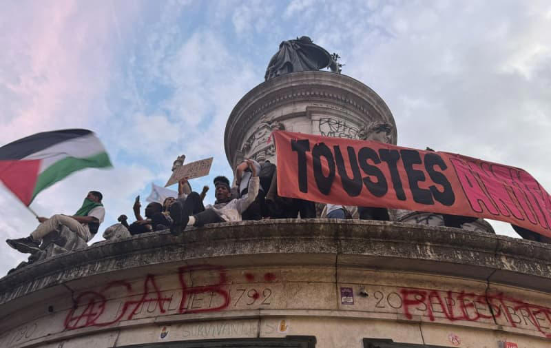protests erupt in paris over marine le pen's party winning election
