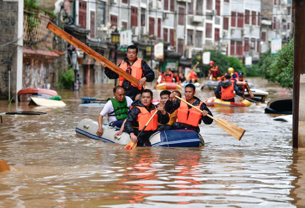 洪水被害の中国貴州省鎮遠県で救援活動