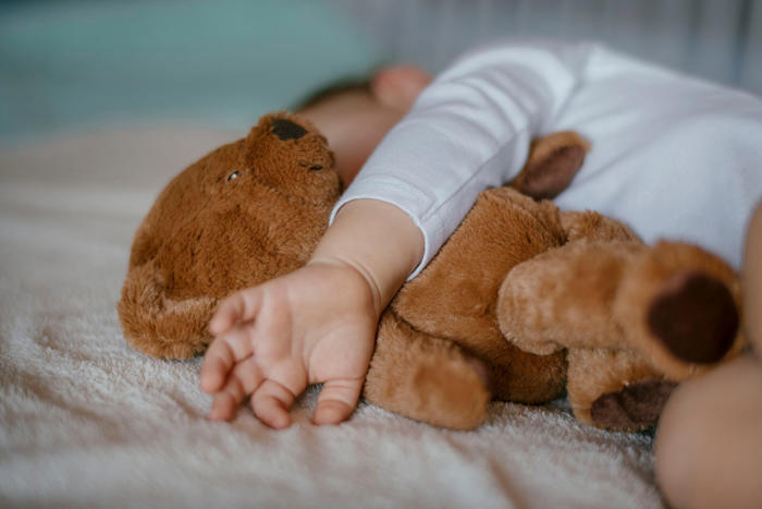 ¿por qué es peligroso que un bebé duerma boca abajo? experto responde