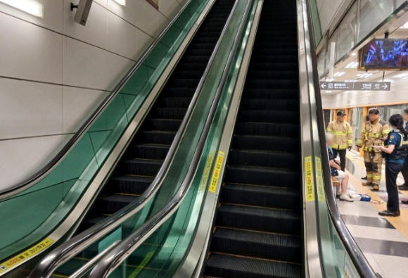 '우산 줍다가 우르르'…지하철 에스컬레이터서 6명 추락사고