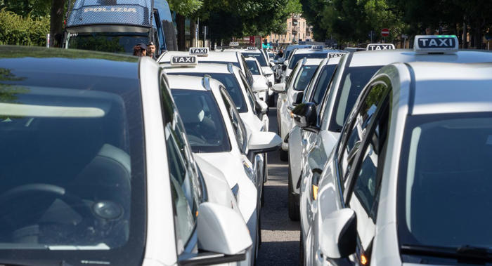 taxi, il bando delle nuove licenze è un caso: 