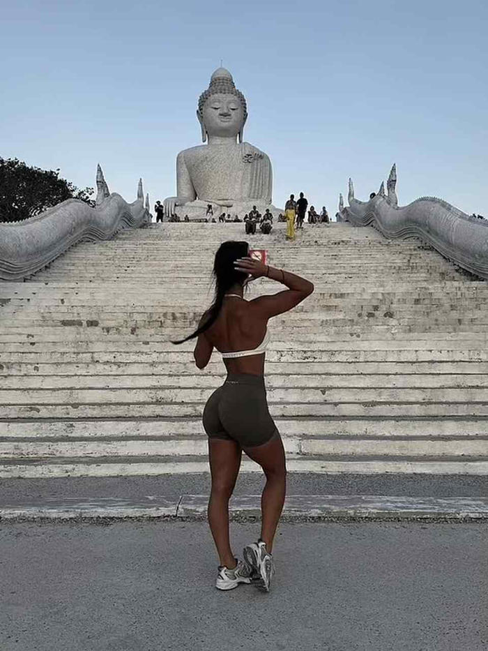タイの聖地訪問時に挑戦的な服装を選んだインフルエンサーに対する批判