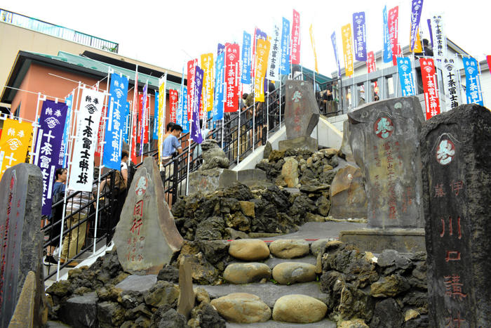 「冨士塚」登り富士登山の御利益 北区・十条冨士神社で大祭