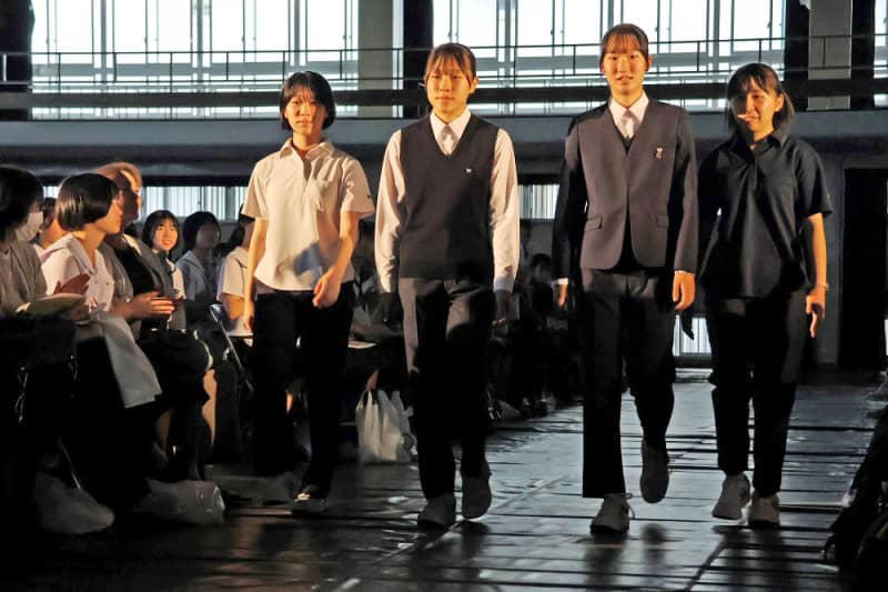 純心が新制服をお披露目 中学・女子高 スラックススタイルを導入、機能性にも配慮 長崎