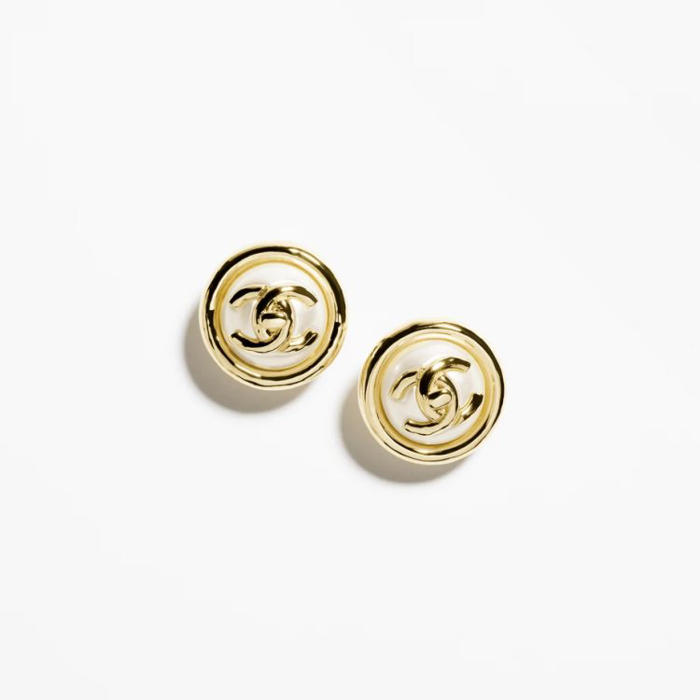 chanel「logo耳環」15款推薦！水滴珍珠、愛心造型讓人愛不釋手，這款「鈕扣耳針」最百搭！