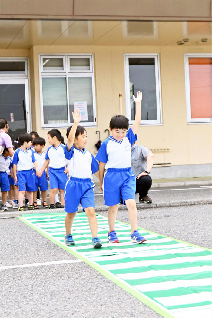 左右を確認して手を挙げて横断歩道を渡りましょう 福島県いわき市で園児の交通安全教室
