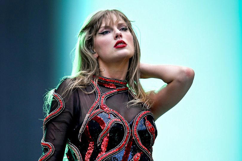 taylor swift has to be rescued after getting stuck on platform live on stage