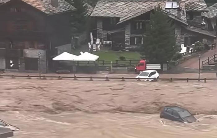 heftige niederschläge und erdrutsche in aostatal: 250 personen per hubschrauber evakuiert