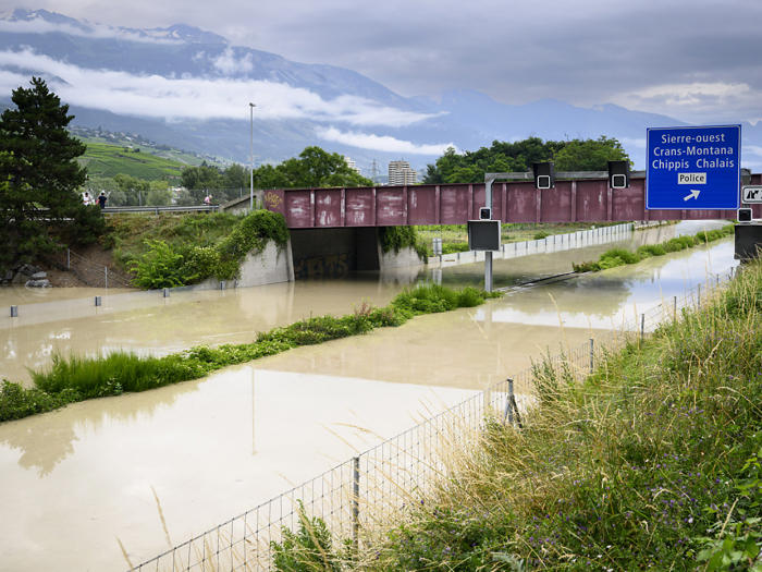 autobahn a9 im zentralwallis immer noch wegen hochwassers gesperrt