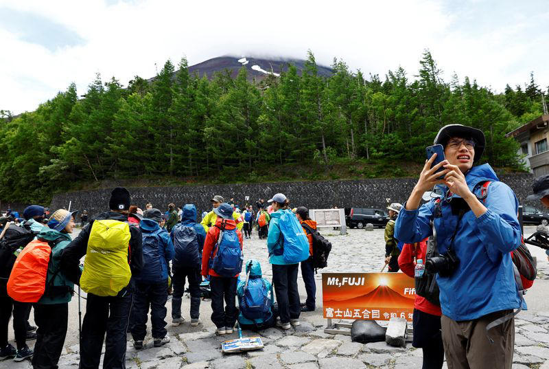 japón impone nuevas tasas a los escaladores del monte fuji para limitar el número de turistas