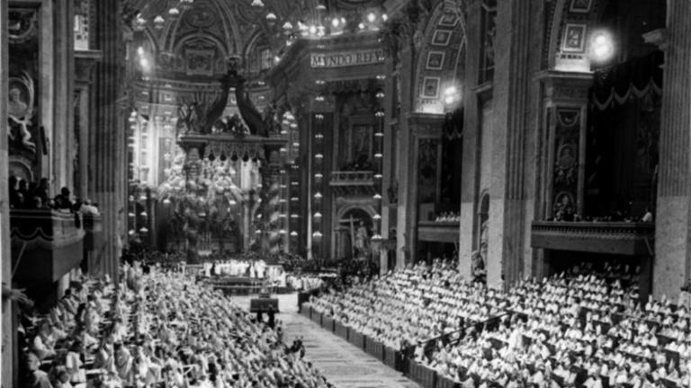 El papa Pablo VI clausura el Concilio Vaticano II con 2.400 participantes.