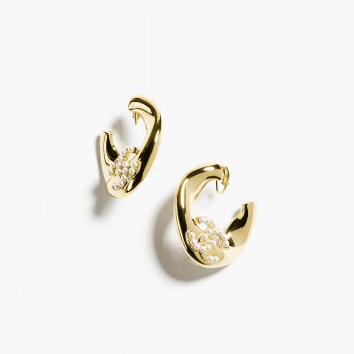 chanel「logo耳環」15款推薦！水滴珍珠、愛心造型讓人愛不釋手，這款「鈕扣耳針」最百搭！