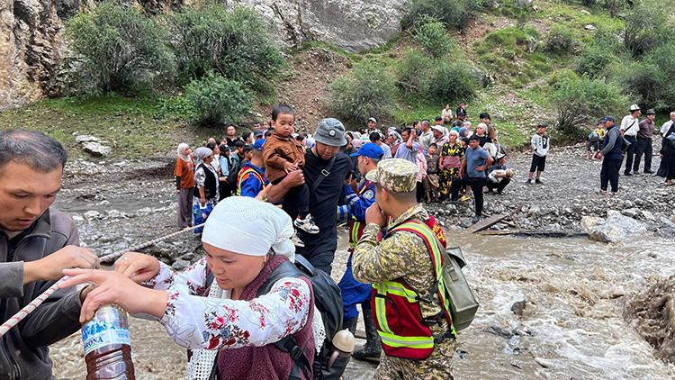 kırgızistan'da şiddetli yağışların yol açtığı selde 12 kişi hayatını kaybetti