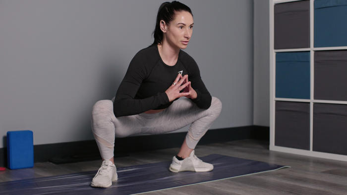 you don’t need squats to strengthen your hips, glutes and quads — just this one bodyweight exercise