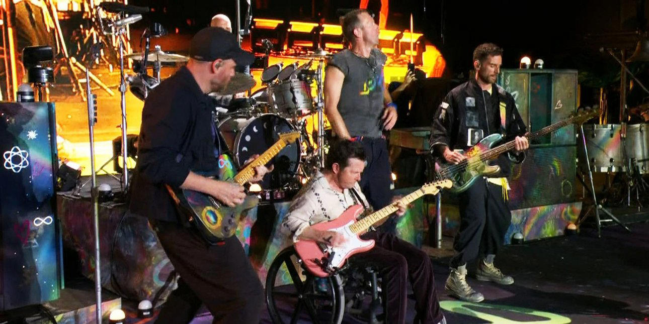 ο μάικλ τζ. φοξ έπαιξε κιθάρα σε αναπηρικό αμαξίδιο στη συναυλία των coldplay και αποθεώθηκε [βίντεο]