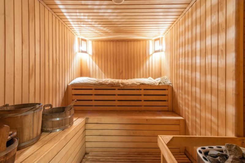 chef verteidigt stellenanzeige: sauna-pflicht für angestellte