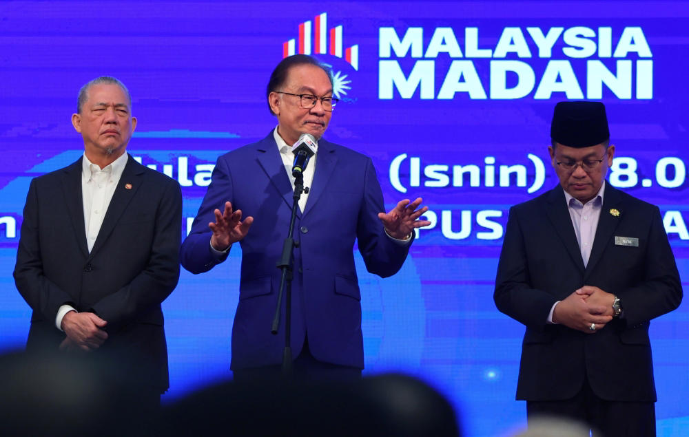 how do you count? anwar asks perikatan amid debate over proposed gip acquisition of mahb shares