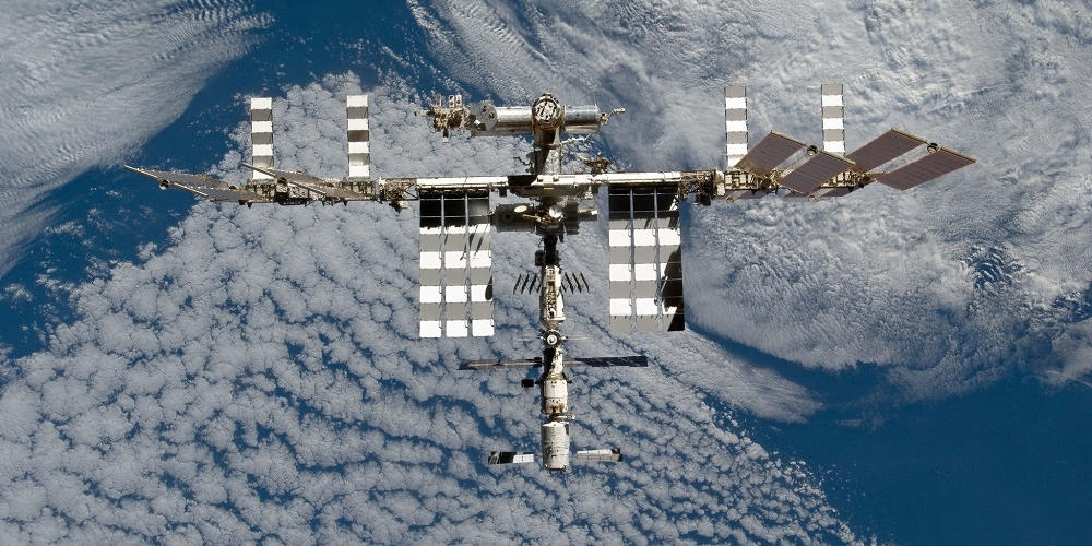 astronauti na iss se museli ukrýt v kosmických lodích kvůli troskám vysloužilého ruského satelitu