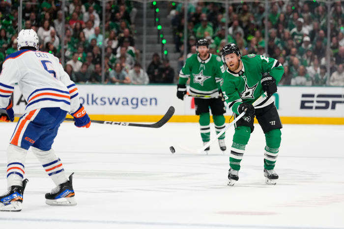stars expected to re-sign veteran center