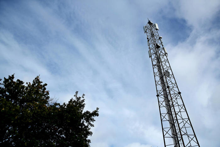 der er ikke plads til flere mobilsendere i kirketårnet, men: nej tak til ny 48 meter høj telemast
