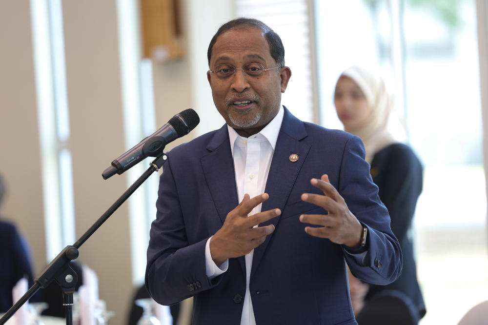 zambry sees no issue letting all 10a spm students into matriculation