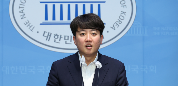 이준석 ‘반값선거법’ 1호 발의···여야 의원 10명 동참
