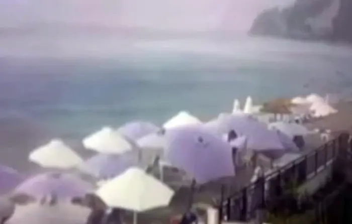 χαλκιδική: βίντεο ντοκουμέντο από τη στιγμή που ανεμοστρόβιλος ξηλώνει ομπρέλες σε beach bar