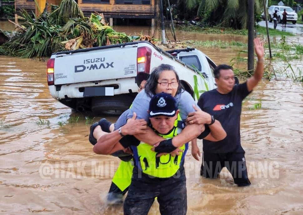 penampang ocpd is knight in shining armour for elderly flood victims