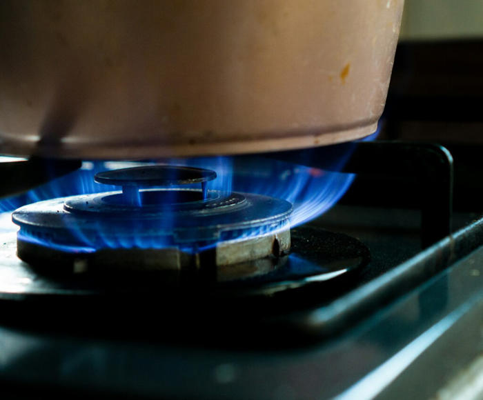 si tienes gas natural o bombona de butano en casa, llegan cambios en las tarifas a partir de hoy: estas son las novedades