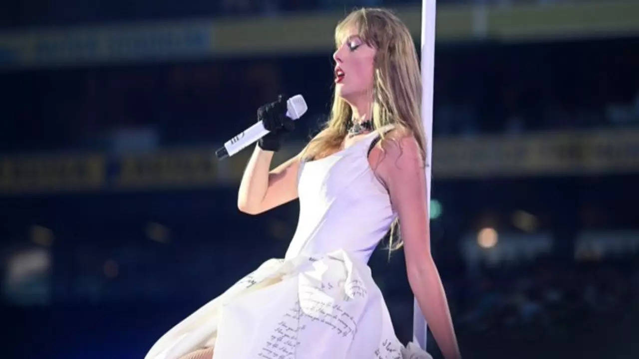 Taylor Swift Gets Stuck Midair During Stage Malfunction At Eras Tour ...