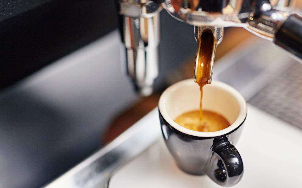 αυξήσεις στον σερβιριζόμενο καφέ – επανέρχεται ο φπα 24%