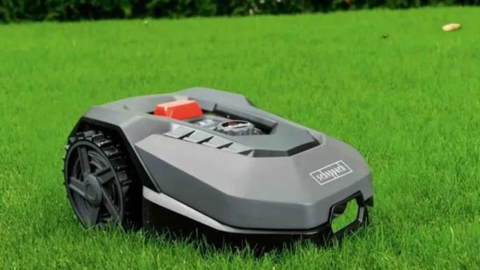 ce robot-tondeuse est parfait pour entretenir votre jardin (à prix mini)