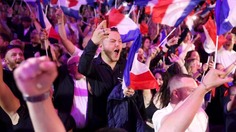 francia, i risultati definitivi del primo turno: estrema destra al 33,1%, sinistra al 27,9. boom del nuovo fronte popolare tra i giovani