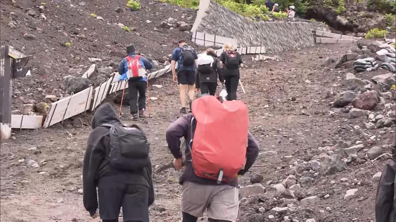 【異変】半袖にキャリーケースの外国人観光客が…きょう山開きの富士山が強風で開門遅れ…登山断念も 通行料2000円返金は？