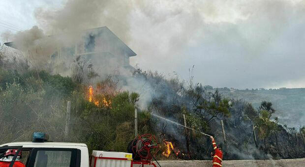 agropoli, incendio in località frascinelle: protezione civile in azione per domare le fiamme