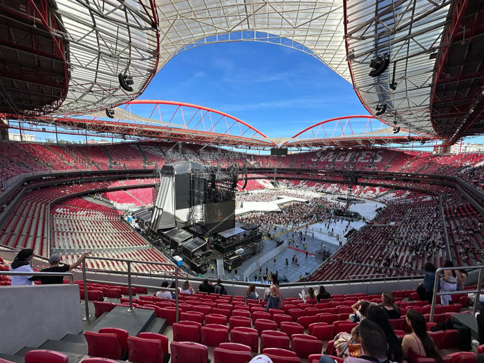 restricted view seat at taylor swift's eras tour offers behind-the-scenes perk