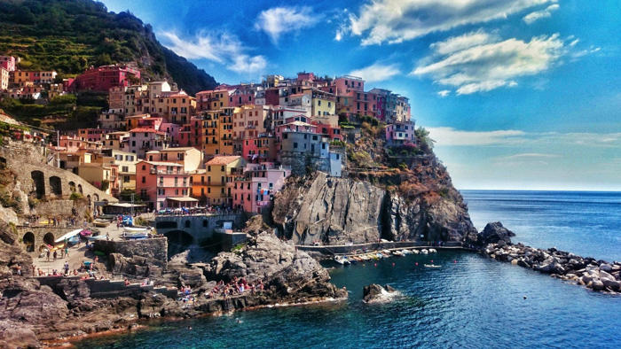 italien bleibt favorit bei schweizer ferienreisenden – noch mehr bleiben aber «zu hause»