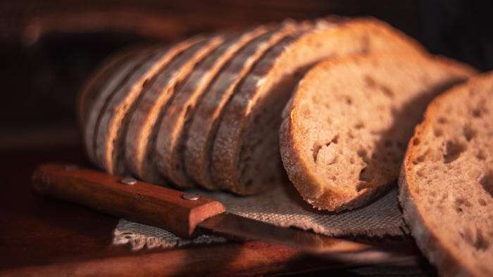 krojony chleb w folii może być niebezpieczny dla zdrowia. co tak naprawdę kryje się w opakowaniu?