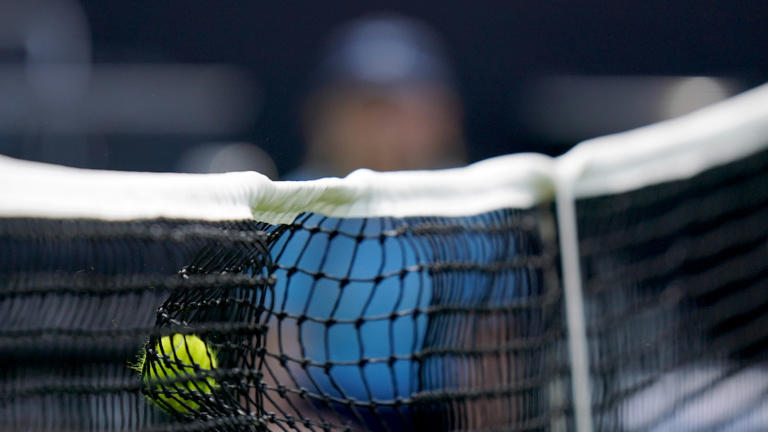 eltiltással sújtották a kilencéves teniszezőt, aki simán legyőzte 57 éves ellenfelét