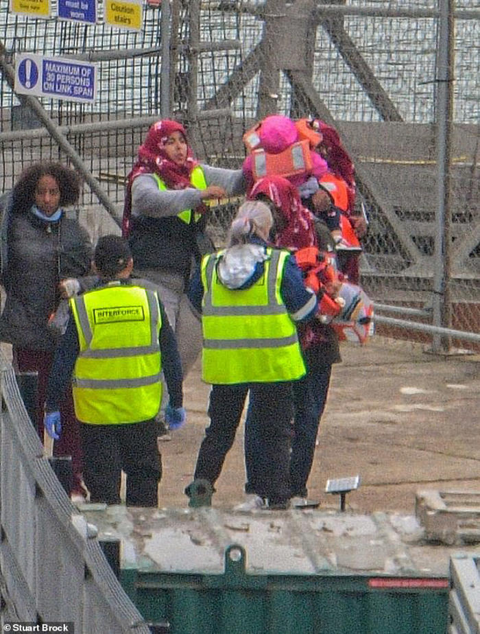 dozens more migrants including young children arrive in dover