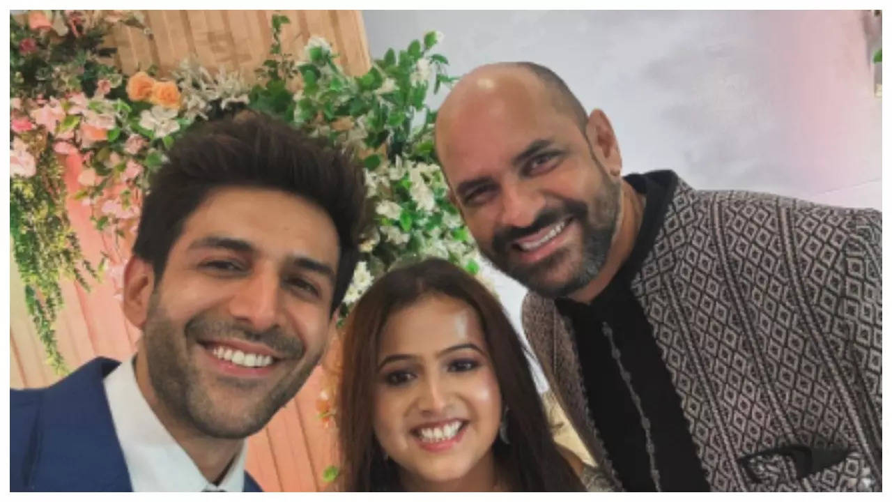 Kartik Aaryan Attends His 'Satyaprem Ki Katha' Director Sameer Vidwans ...