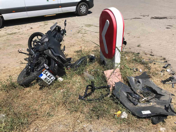 minibüsle kafa kafaya çarpışan 17 yaşındaki motosiklet sürücüsü ağır yaralandı