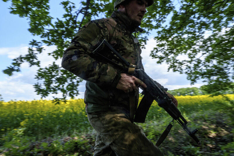 na východě ukrajiny pokračují boje o vesnice; moskva tvrdí, že dobyla další dvě