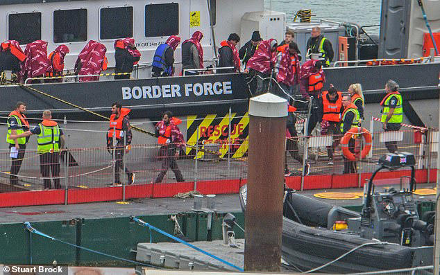 dozens more migrants including young children arrive in dover