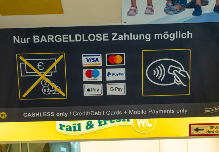 bundesbank: menschen zahlen seltener mit bargeld