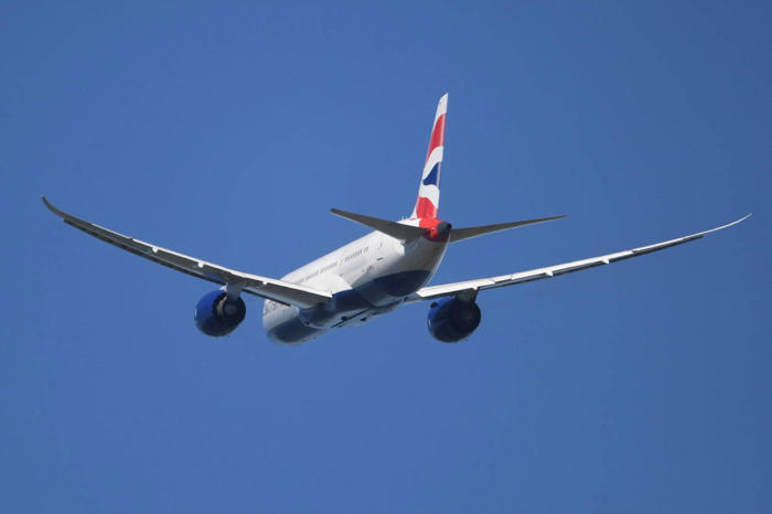 pasażerowie samolotu british airways , który lądował w kuwejcie podczas irackiej inwazji, pozwali rząd w londynie